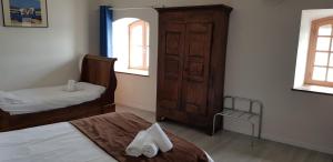 Hotels Logis Hotel le Prieure : Chambre Triple