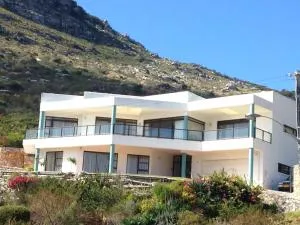 Serene Mountain Flat - Clovelly