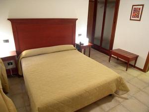 Family Room (2 Adults + 1 Child) room in Albergo Villa Vittoria