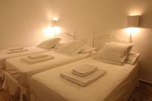 Double Room with extra bed with Shared Bathroom room in Hostal Juanita