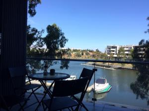 Marina View Apartment on the Maribyrnong River, Melbourne