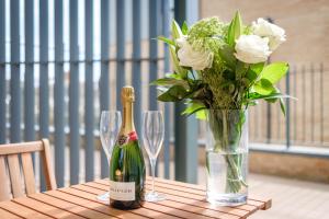 Tailored Stays - Flamsteed Duplex Apartment