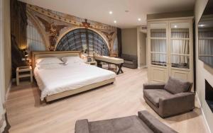 Suite with Gallery and Street view room in Caruso Place Boutique & Wellness Suites
