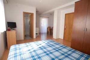 Apartments Maric with parking