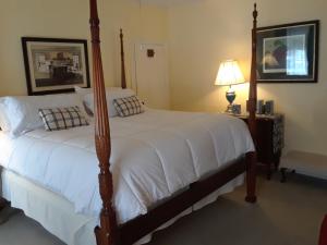 King Suite room in Waybury Inn