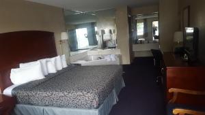 Deluxe King Suite with Spa Bath room in Days Inn by Wyndham Branson/Near the Strip