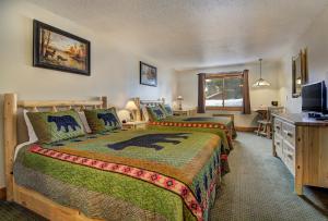 Queen Room with Two Queen Beds room in Eagle River Inn and Resort