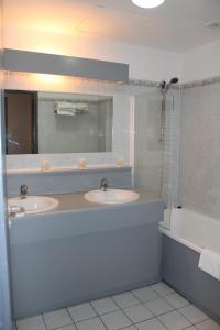 Hotels Les Glycines : photos des chambres
