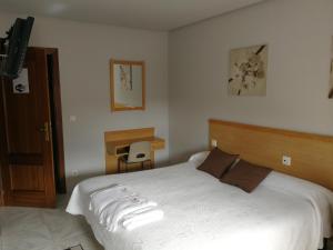 Twin Room with Private Bathroom room in Hostal Cerecedo