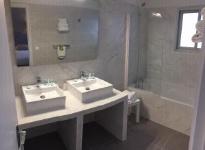 Hotels Le Galion Hotel et Restaurant Canet Plage - Logis : photos des chambres