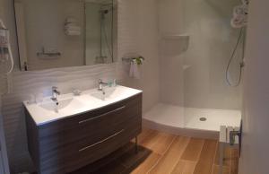 Hotels Le Galion Hotel et Restaurant Canet Plage - Logis : photos des chambres