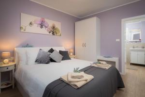 Zlatin Dvor - apartments for 3, terrace, Trogir center, beach at 5-min, BIKE friendly