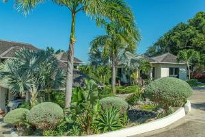 Luxury Villa sleeps 6, Beach Access, Montego Bay