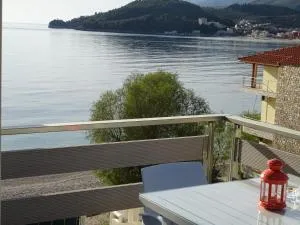 Menikos Apartments - Himare