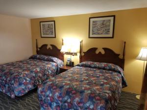 Double Room with Two Double Beds - Smoking room in Budget Host Inn