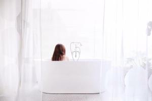 Phòng Deluxe Giường Đôi Với Ban Công và Tầm Nhìn Ra Biển (Deluxe Double Room with Balcony and Sea View)