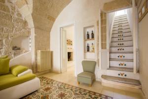 Explore the Historic City on foot from an old town house