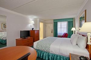 King Room with Mobility/Hearing Access - Non-Smoking room in Super 8 by Wyndham San Bernardino