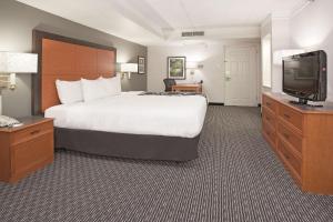 Deluxe King Room room in La Quinta Inn by Wyndham Denver Golden