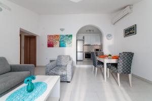  Comfort Two-Bedroom Apartment with Balcony and Sea View room in Apartments Miramar