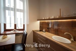 Przestronny Apartament Very Berry w Poznaniu z Dwiema Sypialniami by Noclegi Renters
