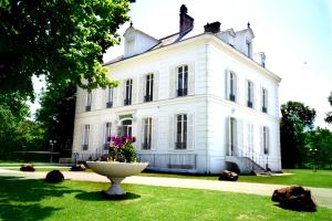 Hotels Logis - Hostellerie Le Chatel Nangis : photos des chambres