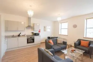 Comfortable Modern Apartment in Swindon, FREE parking sleeps up to 5 - 皇家伍顿巴西特