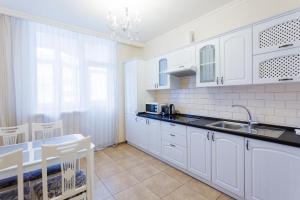 Apartment with two Bedroom on Bazhana 8b