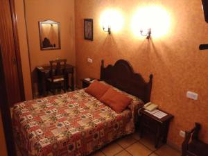 Habitación individual grande con cama de matrimonio room in Hotel Riavela