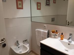 Os Reais - Apt in front of the beach in Centeanes