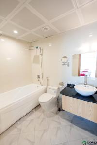 Phòng Deluxe Giường Đôi Với Ban Công và Tầm Nhìn Ra Biển (Deluxe Double Room with Balcony and Sea View)