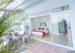 Phòng Deluxe Giường Đôi Với Ban Công và Tầm Nhìn Ra Biển (Deluxe Double Room with Balcony and Sea View)