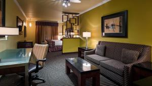 King Suite with Roll-In Shower - Disability Access room in BEST WESTERN PLUS Christopher Inn and Suites
