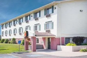 Super 8 by Wyndham Massena NY - Cornwall