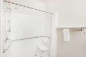 Super 8 by Wyndham Holton - 托皮卡