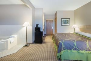 Suite room in Super 8 by Wyndham Carroll/East