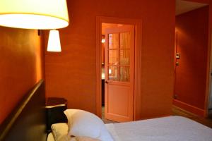 B&B / Chambres d'hotes Demeure Saint Louis Historic manor, City 700m, parking,A C,Clim,WIFI, heated pool, city view : photos des chambres