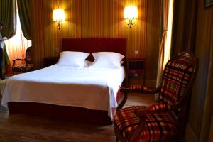 B&B / Chambres d'hotes Demeure Saint Louis Historic manor, City 700m, parking,A C,Clim,WIFI, heated pool, city view : photos des chambres