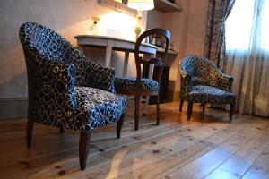 B&B / Chambres d'hotes Demeure Saint Louis Historic manor, City 700m, parking,A C,Clim,WIFI, heated pool, city view : photos des chambres