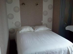 Hotels Logis Hotel Restaurant Le Phare : Chambre Simple