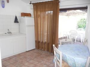 15mn de Cannes, Villa la Soleiade , Gite ,Lodge , type T2, clim, piscine, parking au Lac de Saint-Cassien VAR