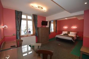 Hotels Hotel De Calais : photos des chambres