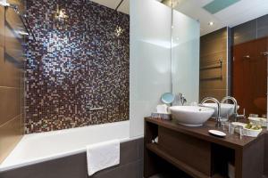 Deluxe Double or Twin Room with Lake View room in Villa Pátzay Borhotel