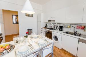 Roomy Central Apartment