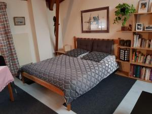 Maisons d'hotes Villa Le Rabailly : Chambre Triple avec Salle de Bains