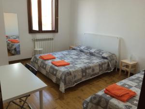 Chambre Double ou Lits Jumeaux avec Salle de Bains Commune