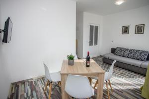 One-Bedroom Apartment with Terrace and Sea View room in Apartments with a parking space Sumpetar Omis - 14941