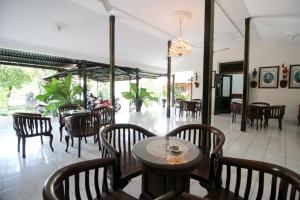 RedDoorz Plus near Alun Alun Selatan 2