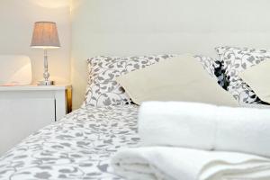 BBHOME Trastevere station white chic apartment