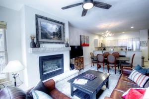 Three-Bedroom Apartment room in Canyon Run Townhouse F102